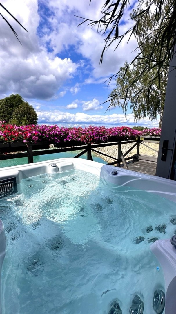The outdoor hot tub at the «Teiči» cabin